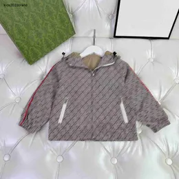 新しいベビージャケットレタープリントキッズデザイナー服サイズ100-160テディベアプリントボーイガールアウターフード付き幼児コートNov25