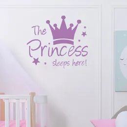 Adesivos de Parede Bebê Coroa Adesivo Mural Fundo Crianças Sala de estar Removível Decalque O Príncipe Princesa Dormir Aqui Quarto Decoração 231128