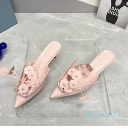 primavera l'ultima sfilata di moda è scoppiata in una serie di scarpe singole con orecchie di coniglio a punta e sandali da donna a mezza resistenza