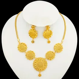 Bröllopsmycken uppsättningar 2023 Trendkvinnor Set Floral Design Golden Color Pendant Necklace and Hoop Earings Weddings Bridal smycken gåvor 231128