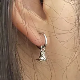 Los pendientes Saturno tridimensionales de mini perlas de Viviennely Westwoodly son femeninos con un sentido de la moda exquisito