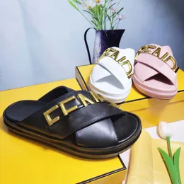 Terlik slaytlar tasarımcı sandaletleri fd grafik siyah deri slaytlar, altın metal harflerle süslenmiş siyah deriden yapılmış geniş çapraz bantlarla sandaletler