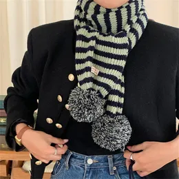 Sciarpe Sciarpa carina lavorata a maglia Sciarpa calda invernale con palla di pelo Scialle a righe ispessite da donna Silenziatore Coppia regalo di Natale Accessori invernali 231128