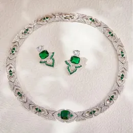 Bröllop smycken set designer samling studörhängen halsband kvinnor dam inlay kubik zirkonpläterad guldfärg syntetisk smaragd highend smycken 231128