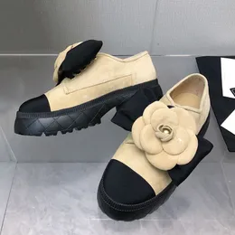 Damen-Kleiderschuhe, Designer-Kamelienblumen-Schleife, Plateau-Freizeitschuhe, Slip-On, gesteppte Textur, Seiden-Wildleder, Freizeitschuh, Damen-Ballettschuh im Freien mit Staubbeuteln