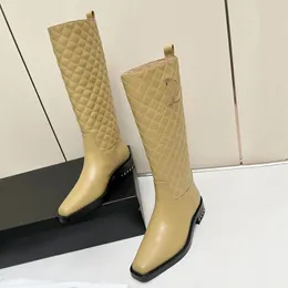 2023 Designer Luxury Square Toe Boots Alto Botas Sexy Womens 100% Couro Electror Bordado Diamante Check Boot Fashion Fashion Sapatos de conforto de salto alto 35-40