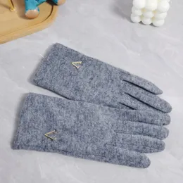Design Letter Wool Warm Gloves Velvet Inner Fingertip Flap kan röra skärmen Bekväm mjuk utomhushöst och vintergåva