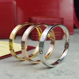 Love Bangl Bangle for Woman Designer Barkles for Man Gold Plated 18K T0P الجودة أعلى جودة عداد الجودة الأزياء الكلاسيكية الفاخرة 010