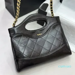 Diseñador Bolso de hombro para mujer 20 cm Hardware de oro de diamante de cuero Hebilla de metal Tota Luxury Matelasse Bolsos cruzados de cuerpo cruzado Bolsas blancas de axila