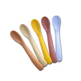 أطباق الكؤوس أواني BPA Free Soft Baby Feeding Tool Tool Training Infant Spoon Spoon Silicone versible aborons handle cosas para bebe p230314