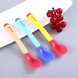 Tazze Piatti Utensili Cucchiaio cambia colore per bambini 3 pezzi / set Piccoli utensili per bambini Cucchiai per bambini in plastica Strumento per l'alimentazione infantile Stoviglie per bambini sensibili al calore P230314