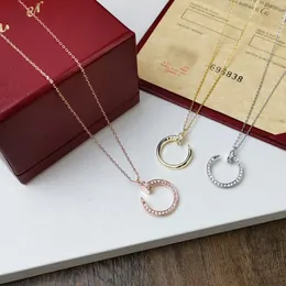 2024Luxurys designer halsband kvinna delikat diamant studs halsband legering material trendig vintage personaliserade hängsmycken halsar 2024