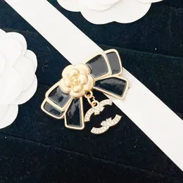 Spille firmate in oro 18 carati Pin Bow Stamp Womens Love Spring New Brand Flower Pins Spilla Moda Accessori per gioielli versatili Regalo per feste di nozze con scatola