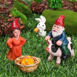 Oggetti decorativi Figurine Figurina nana in miniatura impertinente che cavalca il maiale Gnomo Femmina Goblin Statua Fata Decorazioni da giardino Micro regalo artigianale 231128