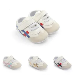 Första vandrare babyskor födda pojkar sneaker flickor två randiga barn småbarn snörning pu läder mjuka sulor sneakers 018 månader 231128