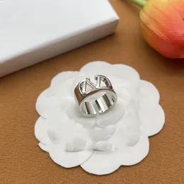 Designer Mulher VLOGO Luxo com Side Stones Band Ring Moda V Metal Diamond Pearl Jewelry Gold Rings Women Wedding Rings 22wwwq