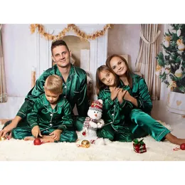 Familjsmatchande kläder Solid Color Green Red Family Matching Pyjamas Christmas Satin Monther Kids Sleepwear Outfits 2 Piece Suit Year Pyjamas 231130