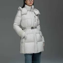 Parka da donna Gaoke 2023 Inverno Nuovo prodotto Cappotto in piumino d'oca di media lunghezza con cappuccio Stringato per calore e leggerezza Giacca in stile mongolo