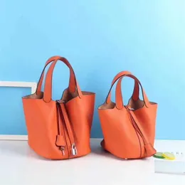 Vender bolsas de grife baratas 2023h nova primeira camada de couro de lichia balde marca moda portátil cesta de vegetais feminina3065