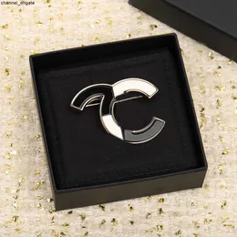 2023 Luxury quality charm brooch with black and white color design enamel in 18k gold plated have box stamp PS7467A