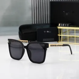Designer óculos de sol novo 2023 óculos de sol de corrente quadrada com logotipo com caixa em templos para homens e mulheres senhoras tons gafas de sol