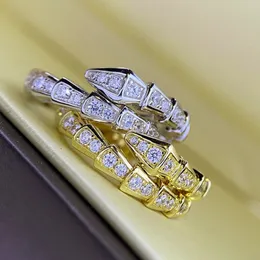 Anello a fascia a forma di serpente con micro pavé di design di lusso per regalo da donna