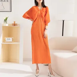 Vestidos casuais miyake plissado vestido feminino 2023 primavera high end temperamento solto moda bat manga v-pescoço saia longa