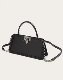 Yüksek kaliteli el çantası tek omuz crossbody çanta rockstud serisi ikonik dekoratif tırnak kanca tasarım buzağı derisi lüks kız sevimli siyah çanta