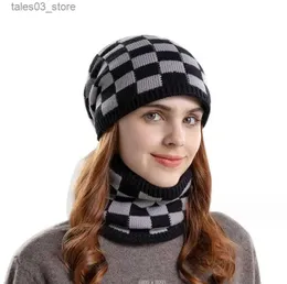 Beanie / Skull Caps Moda Inverno Mulheres Pulôver Chapéu Com Pelúcia Quente Proteção de Ouvido Conjunto de Duas Peças Chapéu de Lã Xadrez Chapéu de Malha Cachecol Q231130