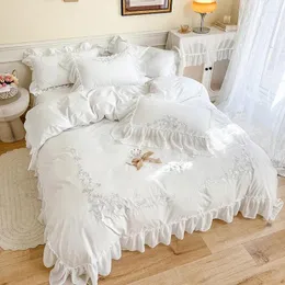 Conjuntos de cama Chic Silver Flower Bordado Chiffon Lace Ruffles Duvet Cover Set Cama Saia Folha Fronhas Algodão Menina