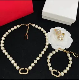 Set di gioielli firmati placcato oro 18k con diamanti, collana di perle, braccialetti, orecchini, lettera di moda con scatola per regalo di anniversario di Natale per donna, festa, data, spettacolo