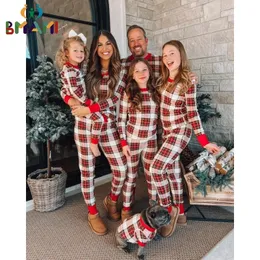 Passende Familien-Outfits, Mutter, Vater, Baby, Kinder und Hundekleidung, 2023, Weihnachtslook, rot karierte Nachtwäsche, dicker warmer Pyjama 231129