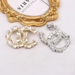 Spille a doppia lettera placcate oro 18 carati Marchio famoso di lusso Spilla geometrica Spilla da donna con strass Spilla Gioielli di moda Sciarpa Decorazione Accessori Regali