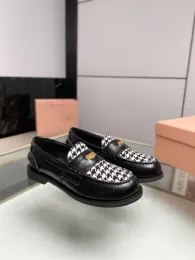 Nya färgdesigner skor mode loafers kvinnor loafers elfenben svart aprikos bi skor klassisk kalvskinn skor casual skor stil läder skor topp fabrikskor