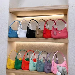 새로운 여러 가지 빛깔의 호보 디자이너 어깨 가방 나일론 핸드백 지갑 여성용 패션 명품 가방 클래식 편지 상자 22cm 24cm