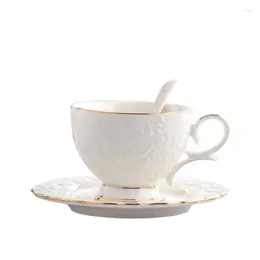 Tazze Tazza da caffè in ceramica Home Simple Bone China Fiore Tè inglese pomeridiano e piattino Decorazione della tavola del soggiorno