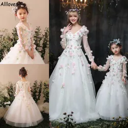 Śliczne kwiecistą koronkowe sukienki z kwiatami na ślub długie rękawy V szyja matka i córka balowa suknie imprezowe małej dziewczynki Pierwsza sukienka komunalna CL1765