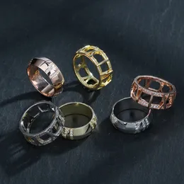 Anillos de banda de moda de lujo Serie Atlas 18K diamantes X Hollow-out Stud Clásico Pareja de acero inoxidable Regalos Joyas de diseñador Pendientes de compromiso Tamaño al por mayor 6-8