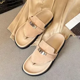 Lyxiga kvinnor Tofflor skor Empire Sandal Beige Sable blanc Designer dam Sommar Flip Flops Metallknapp Plattform Sandaler