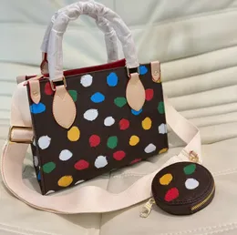 2pcs مع أكياس نقطة موجة محفظة مستديرة Onthego Women Luxurys مصممي حقائب يد Yayoi Kusama Messenger Crossbod