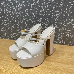 Açık platform topuk sandalet tasarımcıları ayakkabı moda moda şeker renk terlikleri patent deri klasik toka 15.5cm yüksek topuklu kare terlik tasarımcısı sandal