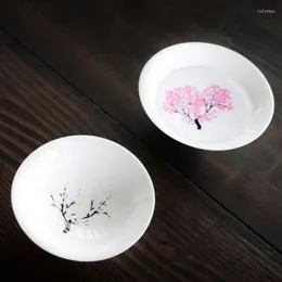 Filiżanki spodki 1PCS Japońska magiczna kubek sakura zimna temperatura Kolor zmieniający się kwiat wyświetlacza sake ceramiczna miska herbaty