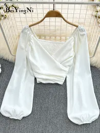 Kvinnors blusar skjortor beiyingni vår sommar v-ringning blusa kvinnor vanlig sexig elastisk lång puffhylsa blusar damer chic ruched crop tops kvinnlig 230203