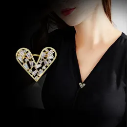 Zircon Love Heart Brosch Women's V Collar Anti-Light Buckle Pin Fixing Clothes