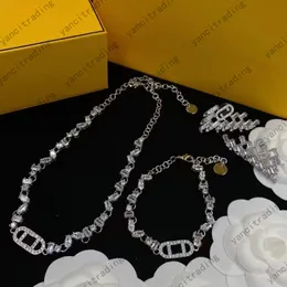 Classic Crystail Diamond Collane con ciondolo Designer Orecchino Diamanti Bracciale Moda per le donne Lettera Orecchino d'argento Designer di lusso Collana a cerchio