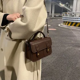 Evening Bags MBTI Vintage Handbag Tend College Style Solid Color Pu Leather Casual Versatie Ladies Flap Messenger Bag 230203
