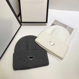 Woman Beanie Designer Caps Luksusowy męski kapelusz stały kolor metalowy trójkąt z literami zimny wiatr ciepła delikatna maska ​​nowoczesna designerska dzianinowa kapelusz dla kobiet pj019