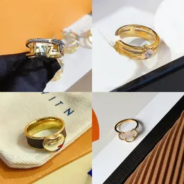 Lyx Ring Smycken Designer Ringar Kvinnor Bröllop Kärlek Berlocker Blekna aldrig Tillbehör Svart Vit 18K guldpläterad rostfritt stål Fin fingerring