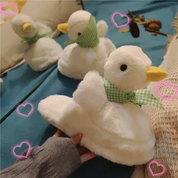 Chinelos BKQU Pequeno Pato Fluffy Mulheres Desgaste Baotou Outono e Inverno Allmatch Cute Cartoon Plush Algodão Quente 230204