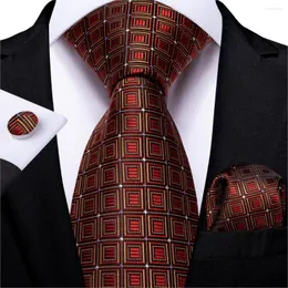 Bow Ties Wedding Men slipsar Red Gold Plaid Fashion Designer för Business Party 8cm Drop Dibangu Groom Kravat MJ-7322